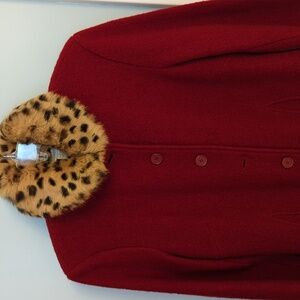 Mainbocher red wool coat with detachable leopard fur collar. Size Large.